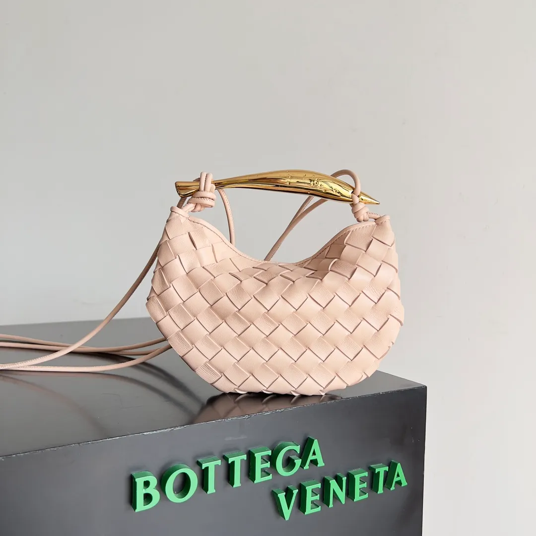 Batch of 1260 BV Mini Sardine is coming‼ ️Super high-end, stainless steel hardware + 24k real gold plating process, fish scales (concave and convex positions) are the finishing touch, the sardine bag that can be carried cross-body is completely beautiful to the heart. The metal element handle and the weaving are perfectly combined to completely integrate the artistic sense and elegance and fashion. It is really like a work of art🏺The large size is elegant, the small size is exquisite and cute, a must-have item for fashionistas, and the details are perfectly reproduced. Style number: 744267 Size 20*12*2.5